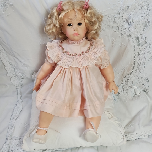 Madame Alexander 'Darlene' Curly Blonde Hair & Blue Eyes Baby Doll #8015 - Picture 1 of 12